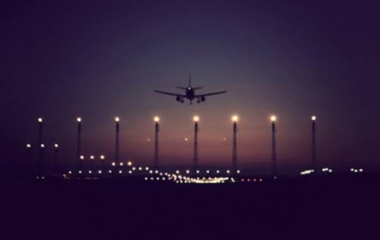 红眼航班（航空公司安排的夜间定期航班）