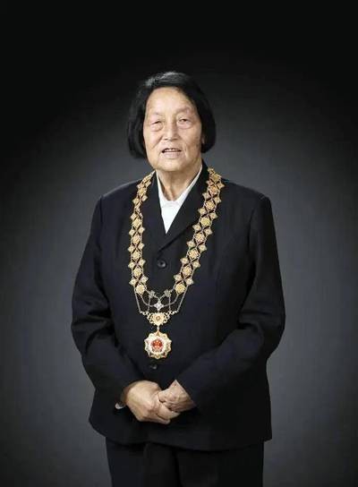 申纪兰（全国劳动模范、共和国勋章获得者）