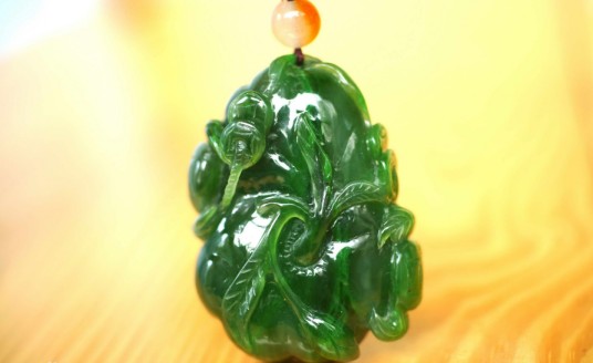 碧玉(半透明呈菠菜绿色的软玉)
