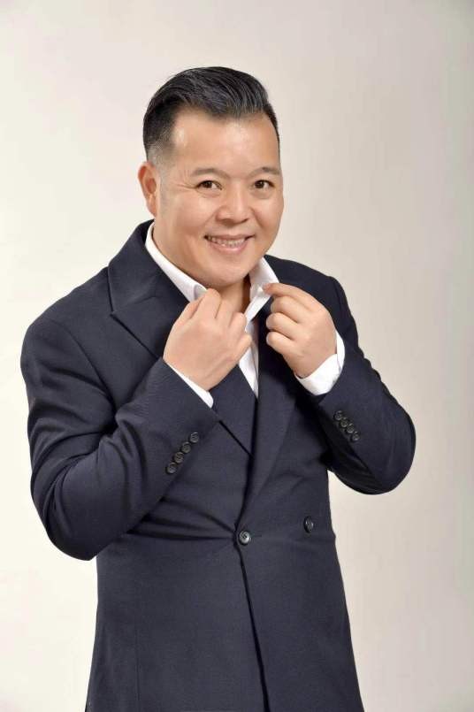 周周(主持人)