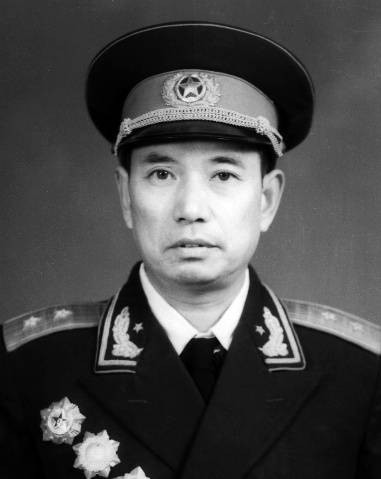 吴克华（中央顾问委员会委员、开国中将）