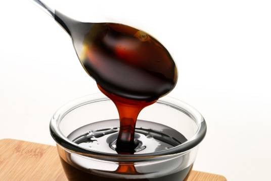 糖蜜（一种主要含有蔗糖的粘稠、黑褐色、呈半流动的物体）