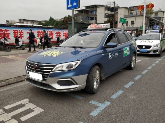 出租车(供人临时雇佣的汽车)