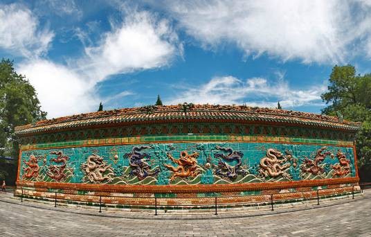 九龙壁(北京故宫皇极门外影壁)