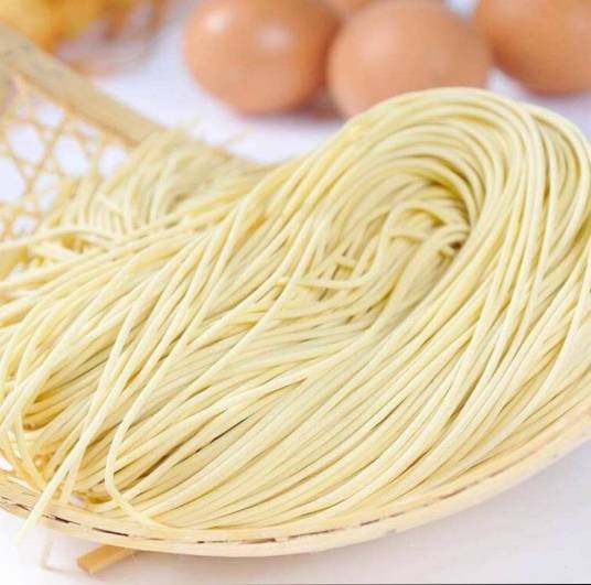 面条(一种用谷物或豆类的面粉制成的食物)