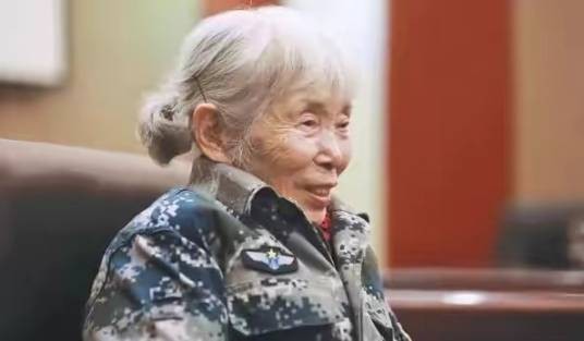 马旭（中国首位女空降兵）