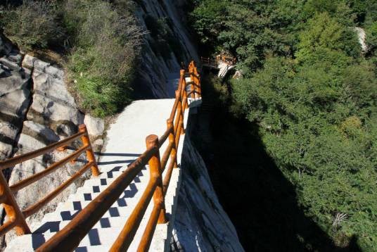 栈道（指沿悬崖峭壁修建的一种道路）