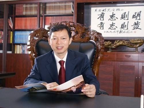 黄志明(湖南万家丽家居建材广场董事长)