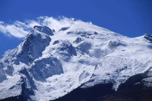 哈巴雪山(云南省迪庆藏族自治州香格里拉市境内雪山)