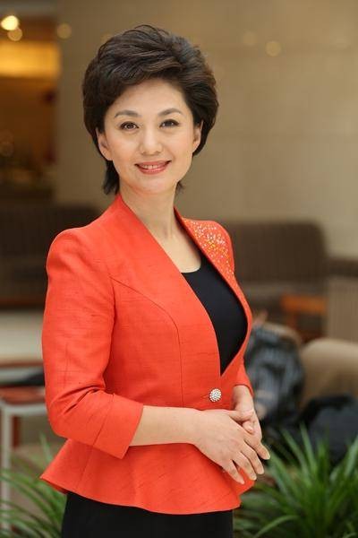 海霞(中央广播电视总台总编室播音员主持人管理中心副主任、主持人)