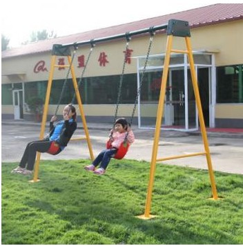 秋千（一种娱乐和运动器材）