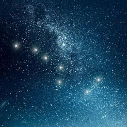 北斗七星(是北半球天空的重要星象,因七星曲折如斗得名)