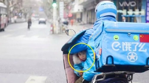 父亲带娃送外卖,孩子赤脚在外卖箱里熟睡,他的生活为何如此艰苦?