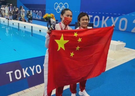 施廷懋哭了!夺冠后王涵送上爱的抱抱,比赛结束后和郭晶晶陈若琳合照了吗?