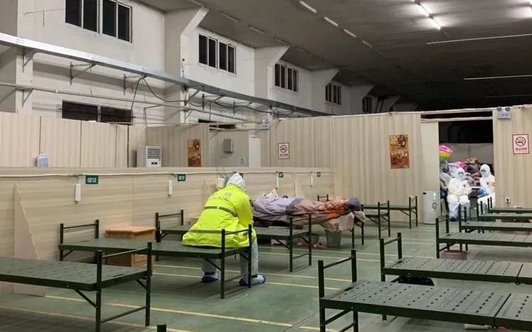 援建方舱工人返乡遭歧视被骂祖宗,我们该如何正确对待这些工人?