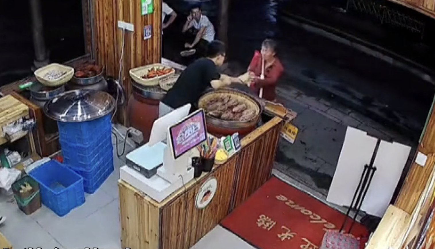 浙江一店主见拾荒老人久盯烤红薯立马赠送,店主身上有哪些可贵的精神?