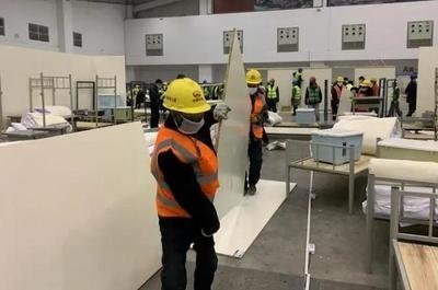 援建方舱工人返乡遭歧视被骂祖宗,我们该如何正确对待这些工人?