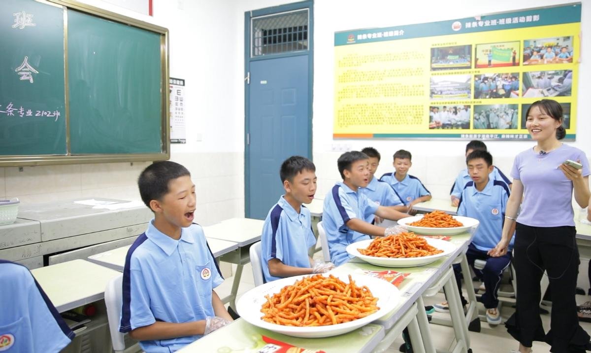 湖南辣条专业班采用吃辣条的方式竞选班干部,最后究竟谁被选上了?