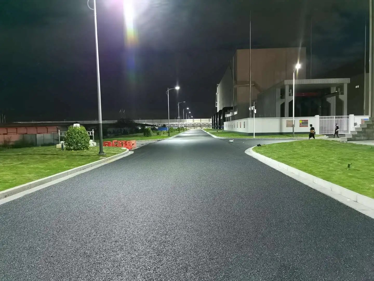 据报道：西班牙多地拆除沥青“回归自然”！为何却被专家批判无知？