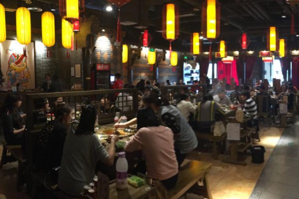 小龙坎被曝用扫帚捣制冰机，火锅行业存在哪些乱象？