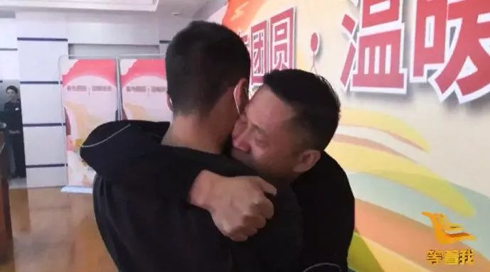 孙海洋一家三口同桌吃饭，爸爸悠闲地喝着小酒，场面有多温馨？