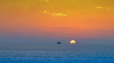 凌晨六点,太阳升起海平线下一句是什么？