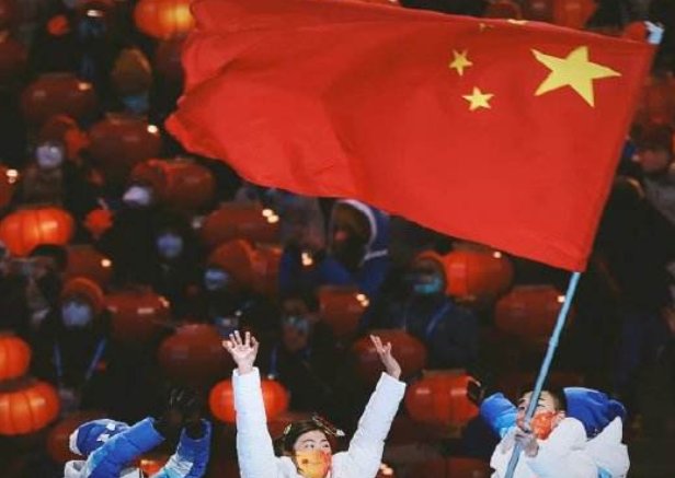 冬奥闭幕式旗手脸上挂着泪痕,你认为他当时的感受是怎样的?