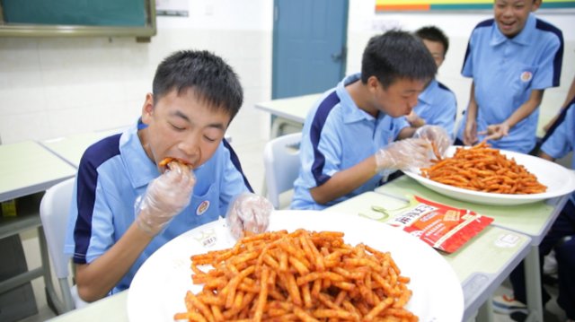 湖南辣条专业班采用吃辣条的方式竞选班干部,最后究竟谁被选上了?