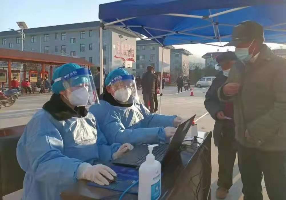 西安小伙元旦出门买馒头，惨遭防疫人员殴打，防疫人员为何这么做？