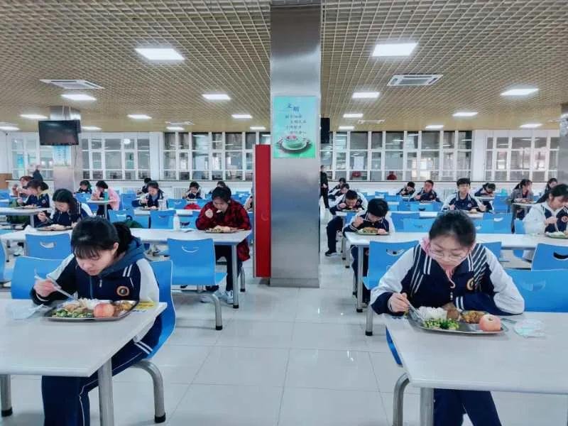 新华社五问学生呕吐腹泻事件,新华社具体提出了哪些问题?
