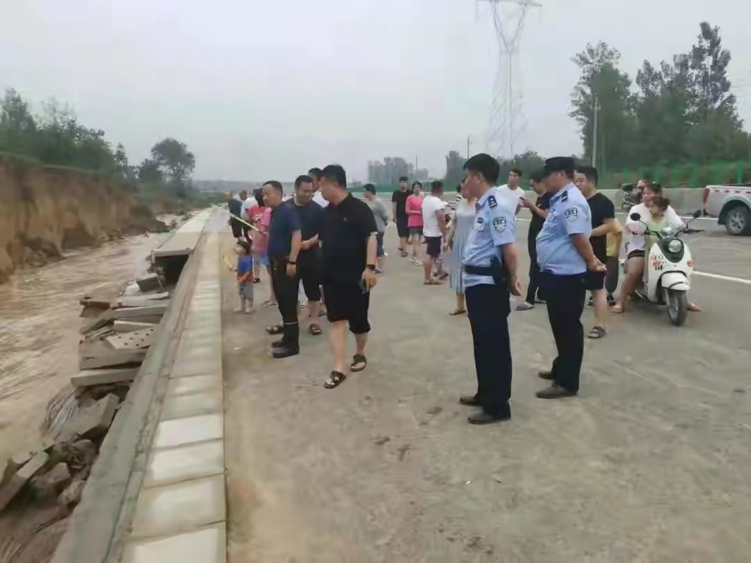 河南郑州暴雨后冲出一汉代古墓,这座古墓中有藏有哪些古文物?