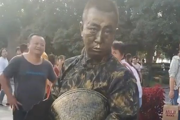 假扮铜人把执勤女警吓出表情包，究竟是怎么回事？