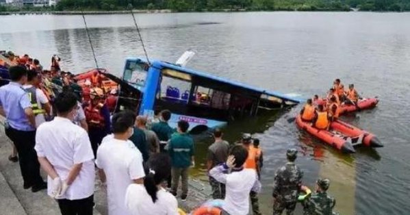 安顺公交车坠湖疑点重重,坠湖的真相到底是什么?