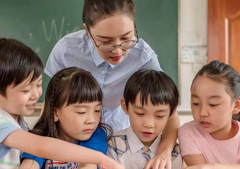 “突然有点心疼小学老师了”话题引热议,小学生是不是很难带?