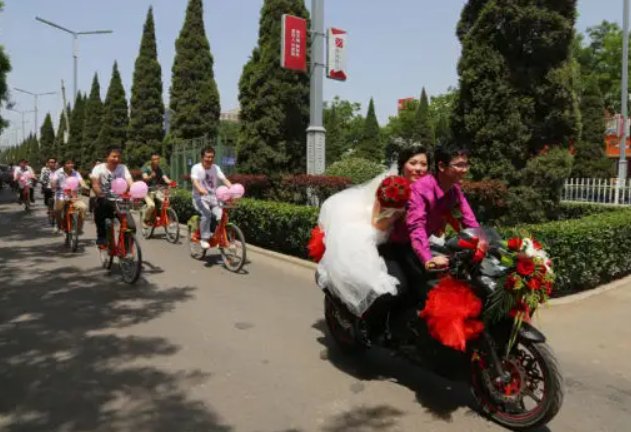 河南一新郎乘皮划艇接新娘,你对这一幕有何感触?