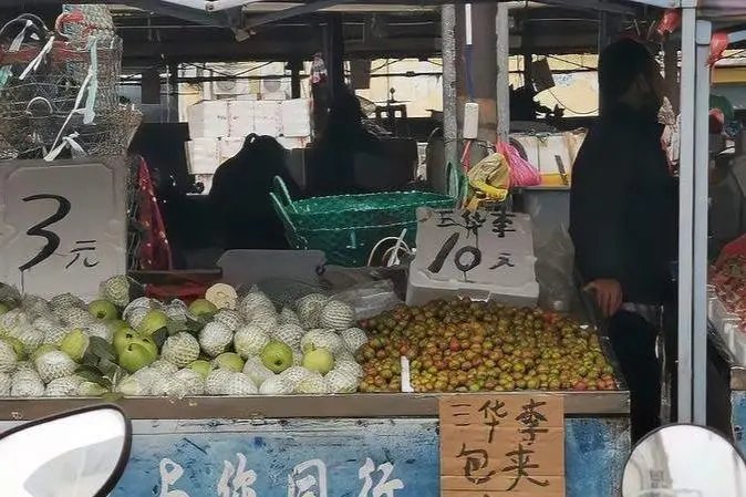 重庆一水果摊贩误转3万货款被拉黑急落泪，他该如何挽回自己的损失？