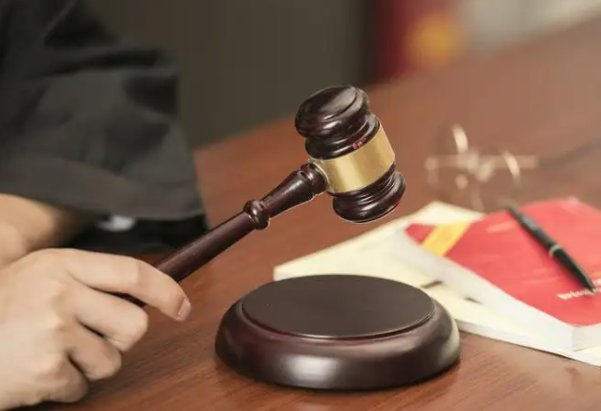 在禁钓区钓鱼遇巡查,逃跑摔伤后却索要27万元赔偿,法院最后是怎么判的?