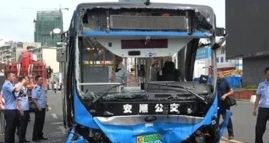 安顺公交车坠湖疑点重重,坠湖的真相到底是什么?