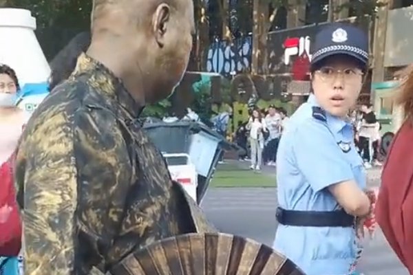 假扮铜人把执勤女警吓出表情包，究竟是怎么回事？