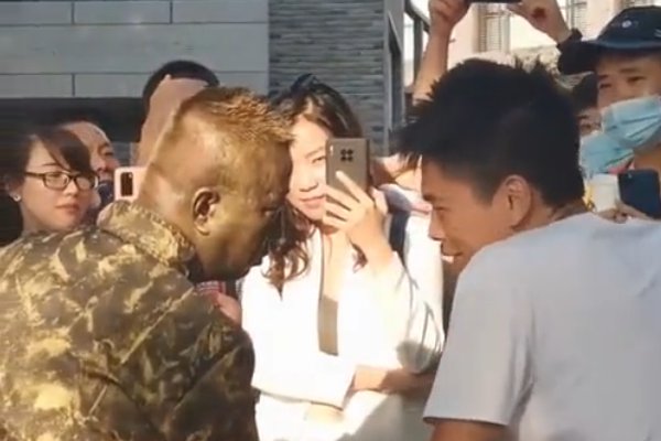 假扮铜人把执勤女警吓出表情包，究竟是怎么回事？