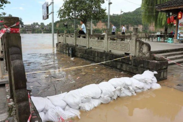 洪峰过境后,四川一古城街道被淹,给该街道的商户造成了什么影响?