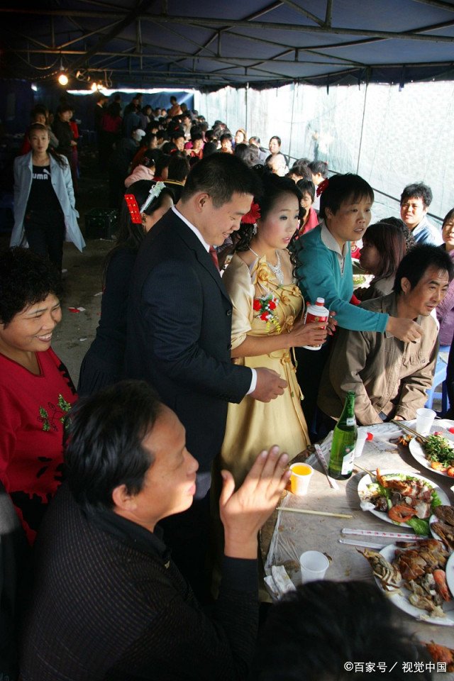 江苏一男子蹭吃婚宴顺走五粮液获刑半年,男子这一遭遇给予我们什么警示?
