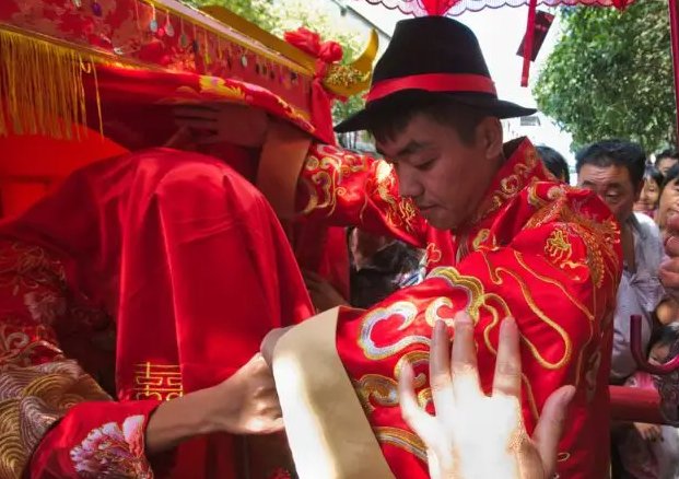 河南一新郎乘皮划艇接新娘,你对这一幕有何感触?