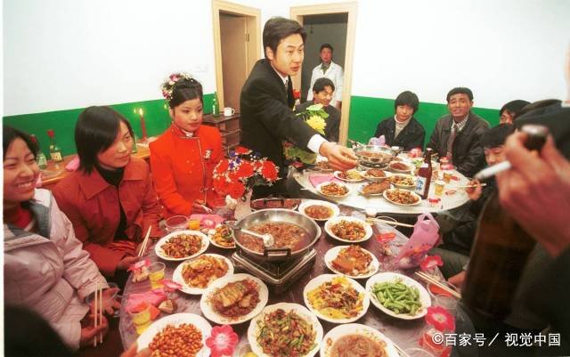 江苏一男子蹭吃婚宴顺走五粮液获刑半年,男子这一遭遇给予我们什么警示?