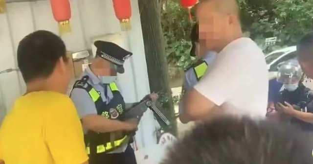 驾校学员用“冲锋枪”吓唬教练，警方已收缴，这枪是从哪来的？