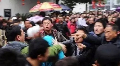 河南一景区爆满，游客因插队打架，景区做出了哪些提示？