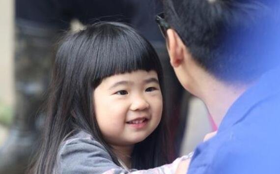曹格10岁女儿庆生,父女两之间的状态如何?