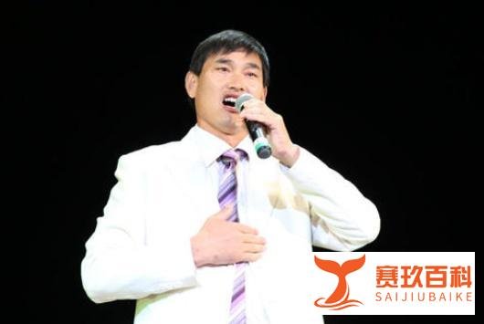 大锤砸门，遭邻居索赔五万，被“吸血”九年，大衣哥走红是福是祸