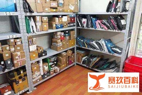 送货上门很奢侈？79岁老人取22斤快递途中猝死，家属要求赔偿50万，谁来给？