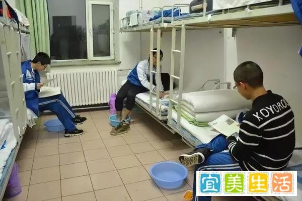 奇葩！高中规定：宿舍睡觉不允许关门。网友：是学校，还是监狱？